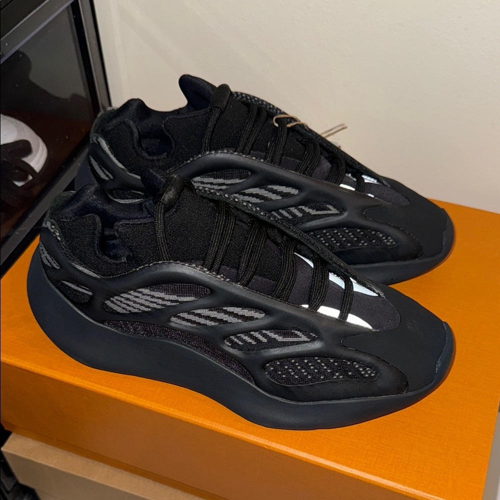 YEEZY 700 V3 'Dark Glow' 6.5 men = 8 women